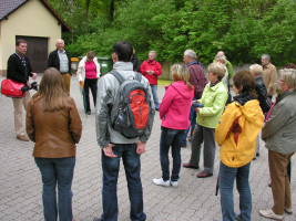 Bürgermeisterkandidat Erwin Unfried begrüßt die Teilnehmer der Stadtführung