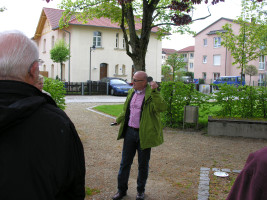 Leonhard Herbst mit einem Conradty-Kohlegeld in der Hand