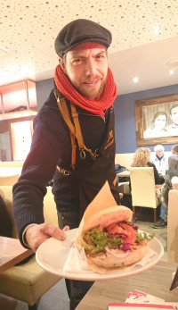 Thomas Jennemann beim Servieren vom Döner