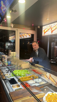 David Geitner beim Döner Servieren