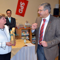 Fraktionsvorsitzender Erich Dannhäuser bedankt sich bei seiner Vorgängerin Ullrike Knoch für 40-jährige Stadtratstätigkeit