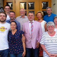 Die neu gewählte Vorstandschaft v.l.: JUSO-Vorsitzender Thomas "Tom" Jennemann, Hagen Bonesky, Markus Buchner, Yasemin Köprülü, Wolf-Peter Prechtel, Lutz-Werner Hamann, Karin Rose, Vorsitzender Erich Dannhäuser, Ingrid Meingast, Ulli Knoch