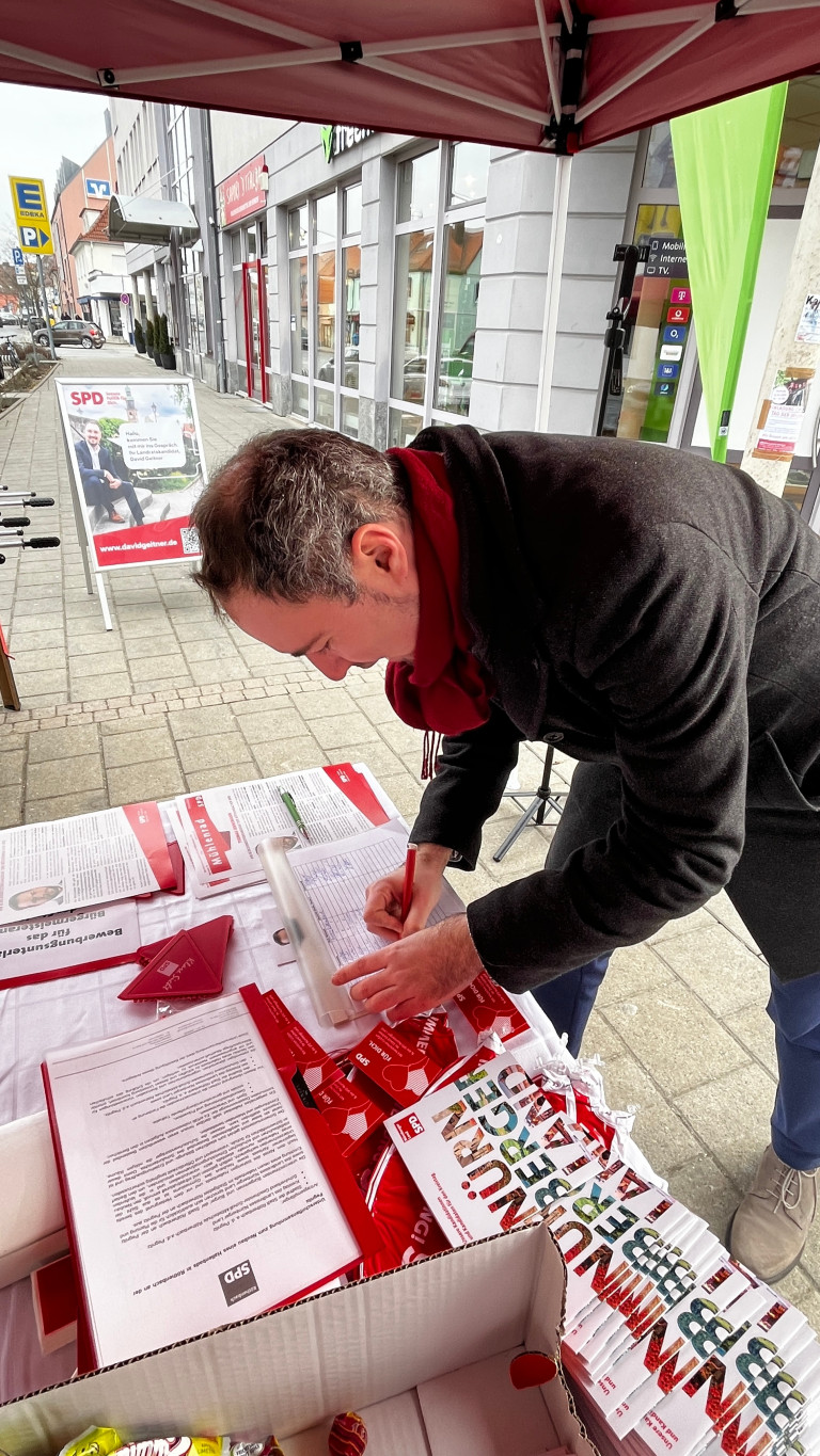 Landratskandidat David Geitner unterzeichnet die Unterstützerliste für den Neubau eines Hallenbads