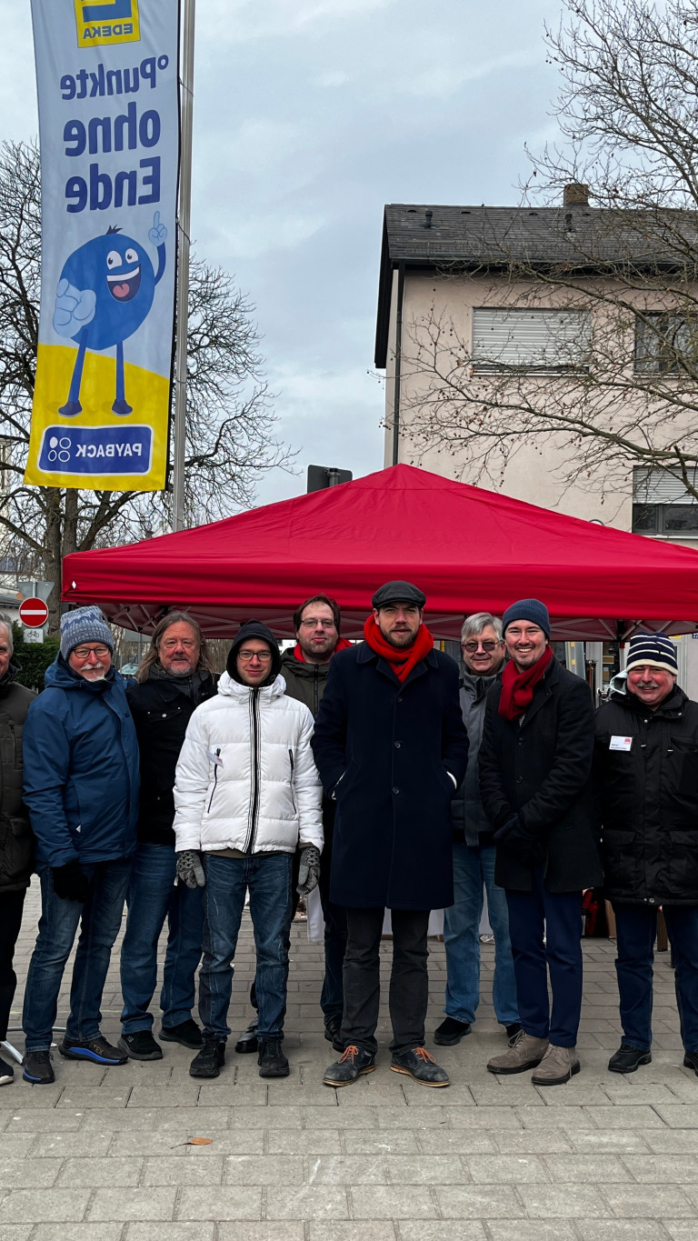Gruppenbild SPD Kandidaten und Kandidatinnen beim Infostand