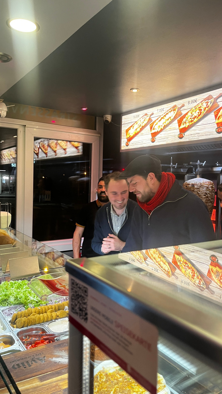 Tom und David hinter der Theke