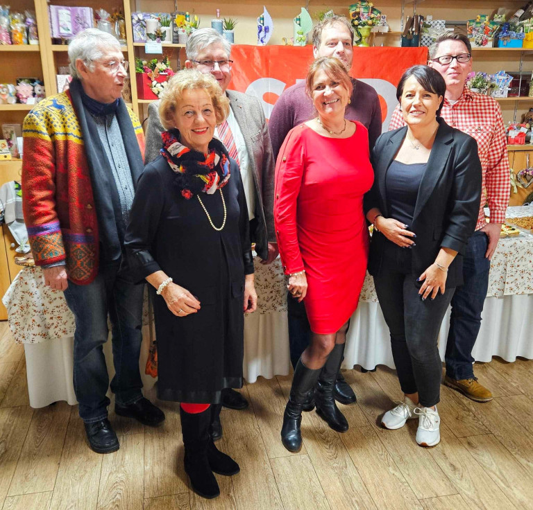 Gruppenbild der OV-Mitglieder SPD Röthenbach an der Pegnitz mit der Vorsitzenden des OV SPD Ottensoos Ulli Prass